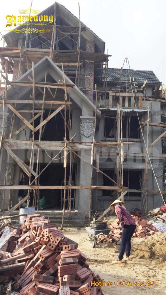 Công trình nhà ở đang thi công với gạch xây, phục vụ hướng dẫn cách tính gạch xây nhà