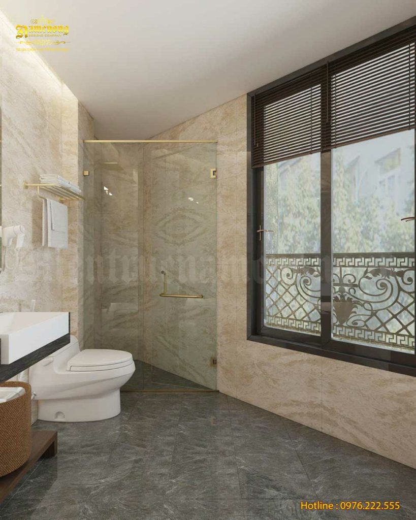 Bố trí nội thất trong phòng tắm có diện tích không vuông vắn. Tận dụng góc nhọn để làm khu vực tắm đứng. Cửa sổ thiết kế rộng để lấy sáng cho không gian