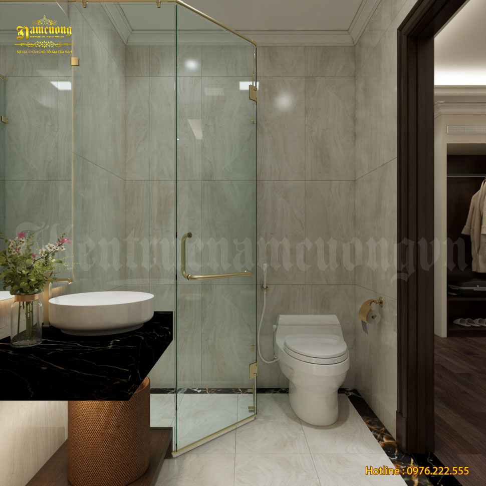Phòng tắm khách sạn sử dụng kính cường lực để chia các không gian, tạo sự thông thoáng
