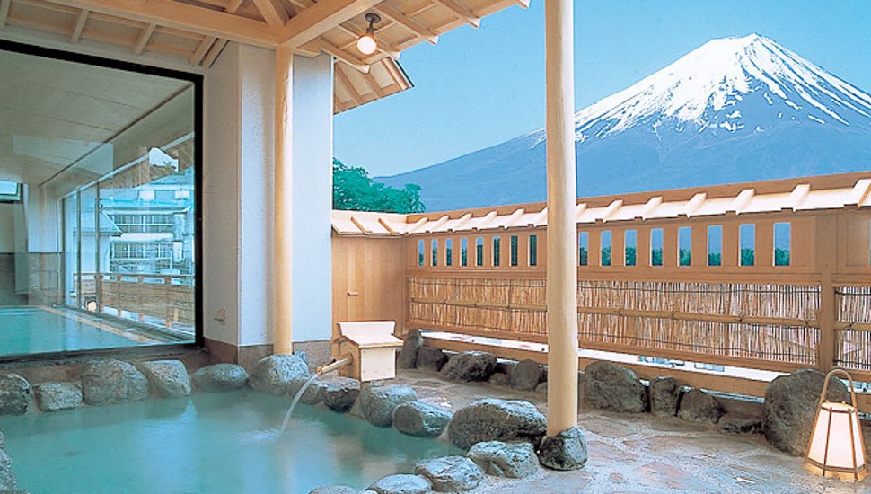 Bể tắm đá với view núi Phú Sĩ tuyệt đẹp tại Fuji Kawaguchiko Onsen. 