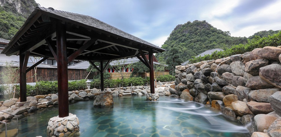 Bể tắm đá onsen lấy cảm hứng từ tự nhiên trong lành, hoang sơ và hùng vĩ. 