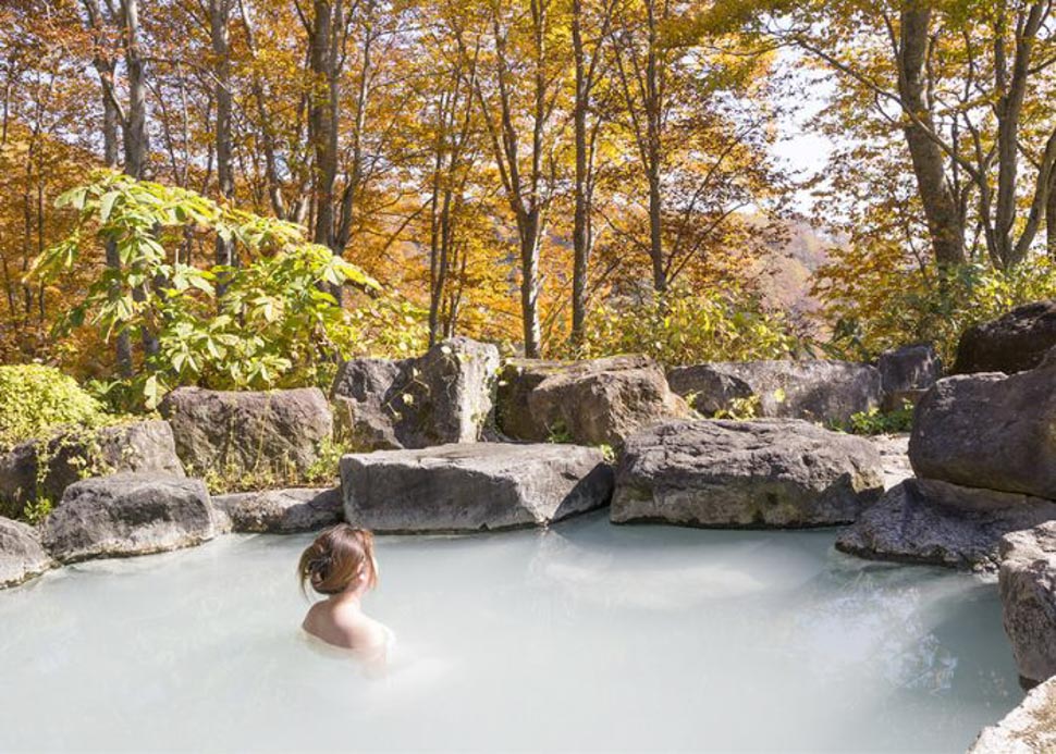 Tắm onsen là 1 nét văn hóa nổi bật lâu đời của xứ sở hoa anh đào. 