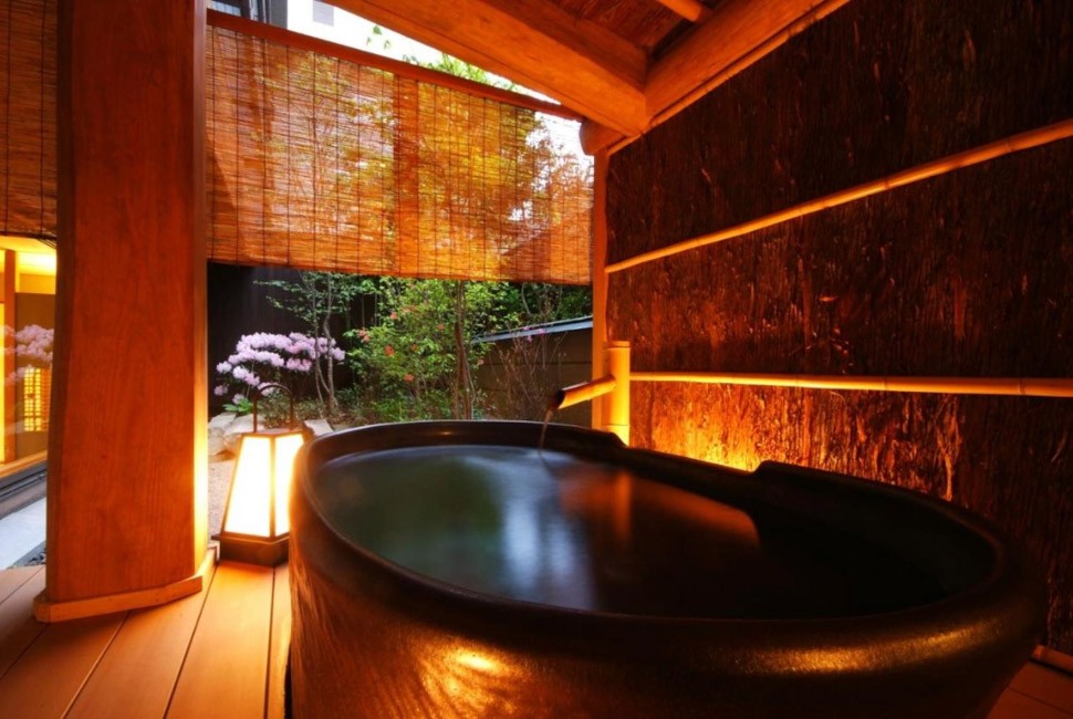 Du khách sẽ được tắm trong bồn riêng trước khi tắm onsen ngoài trời.