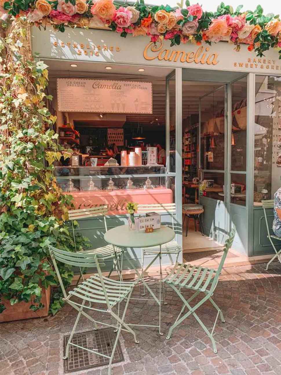 Mẫu cửa hàng bánh ngọt nhỏ xinh được thiết kế theo phong cách vintage vô cùng ấm áp