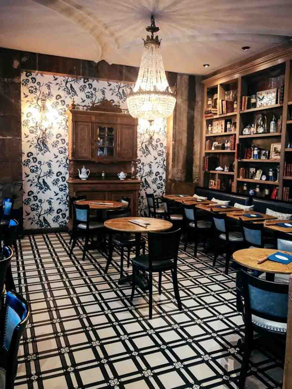 Thiết kế không gian quán cafe cổ điển theo nguyên tắc đối xứng và cân bằng