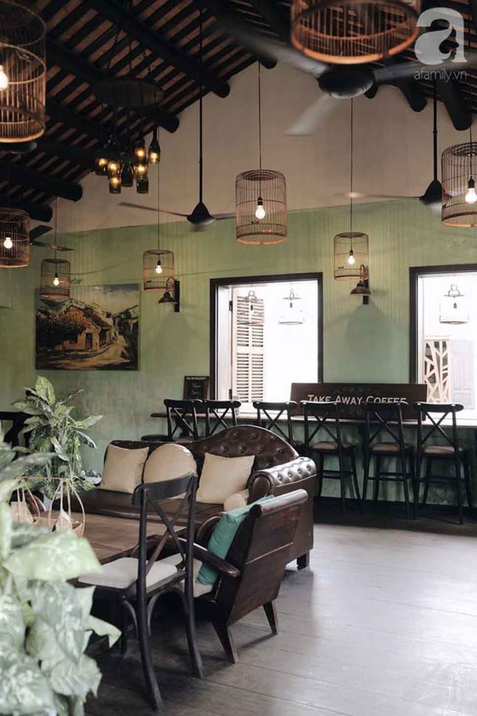 Quán cafe được thiết kế theo phong cách cổ điển phương Đông gợi cảm giác hoài niệm và gần gũi