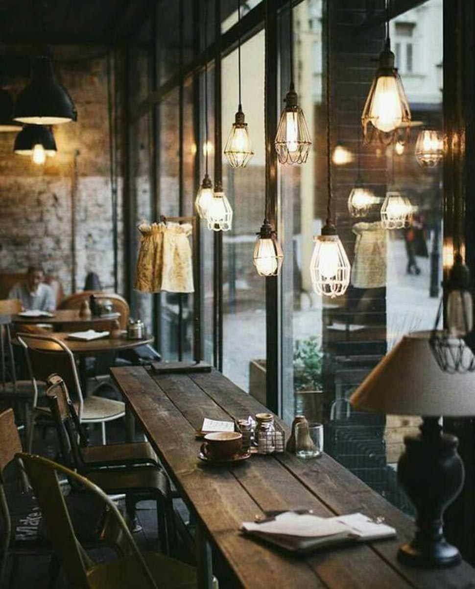 Không gian quán cafe mang vẻ đẹp hài hòa nhờ sự kết hợp giữa 2 nguồn ánh sáng tự nhiên và nhân tạo