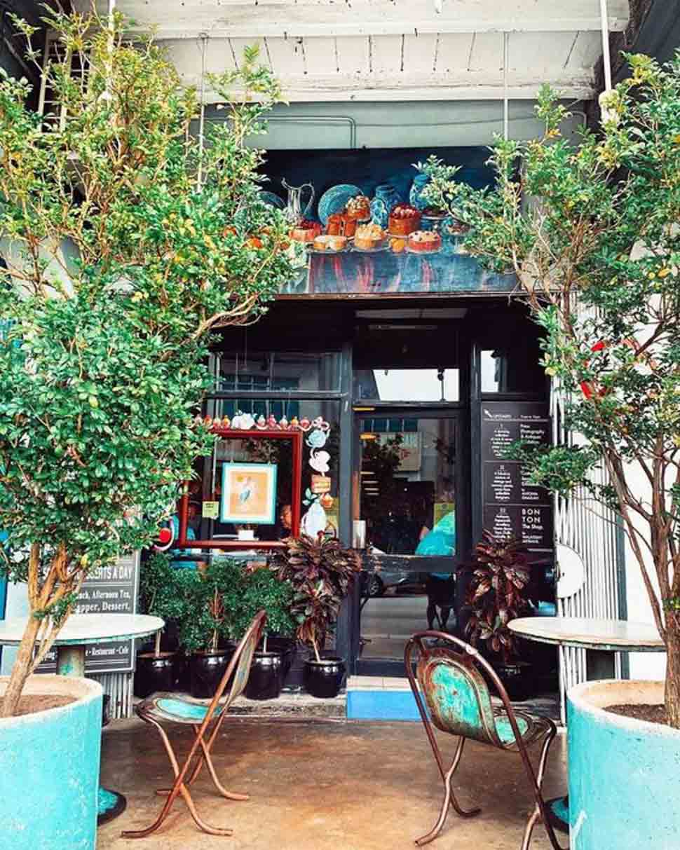 Màu sắc trang trí quán cafe được lựa chọn phù hợp với phong cách thiết kế