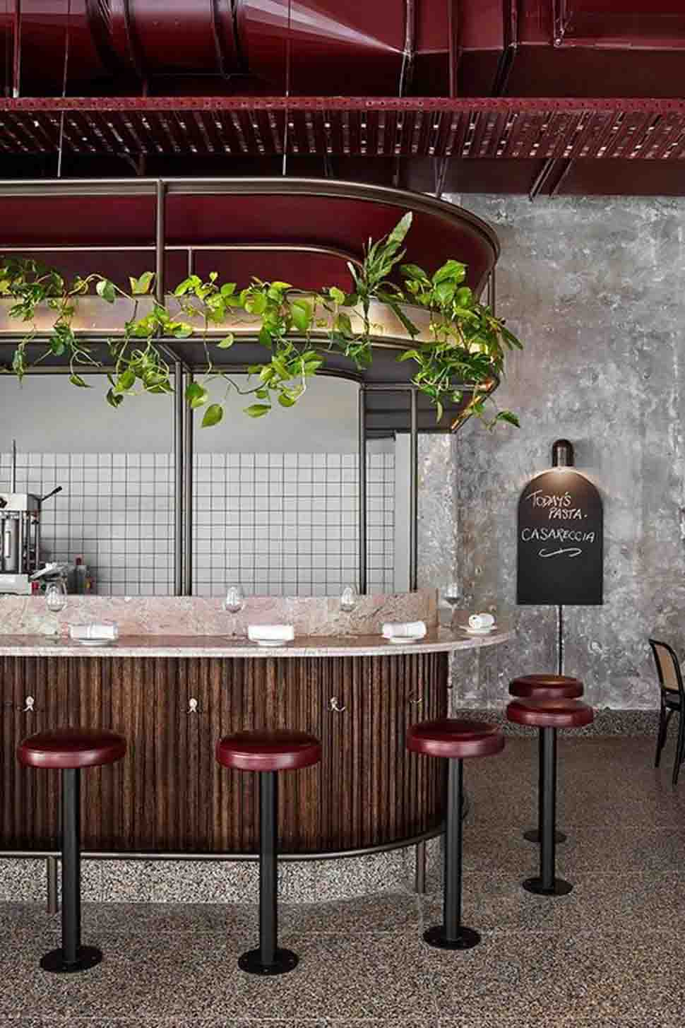 Mẫu quầy bar được thiết kế ấn tượng trong không gian quán cafe vintage ấm áp