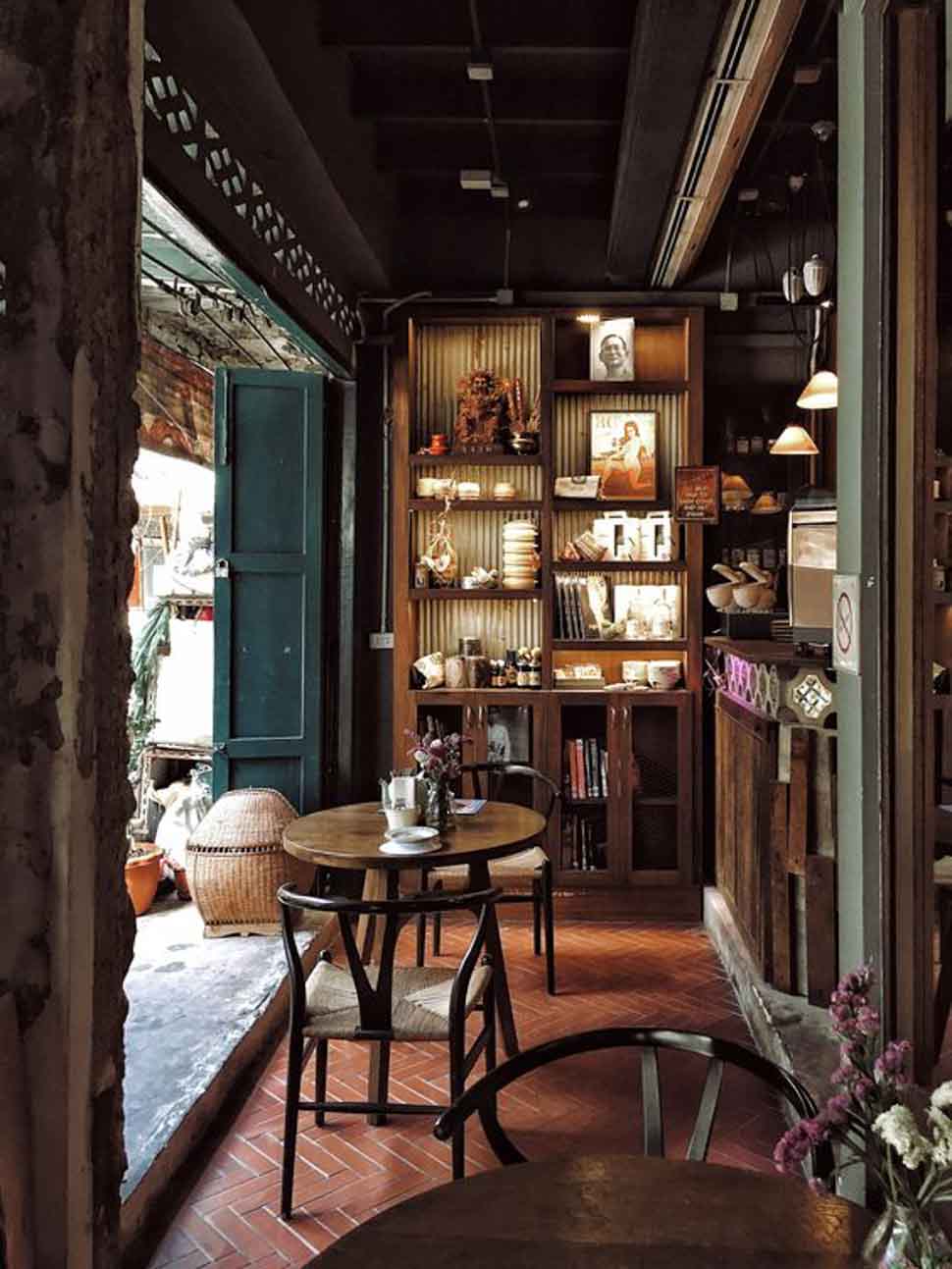 Không gian quán cafe bày trí nội thất nhỏ gọn và tinh tế