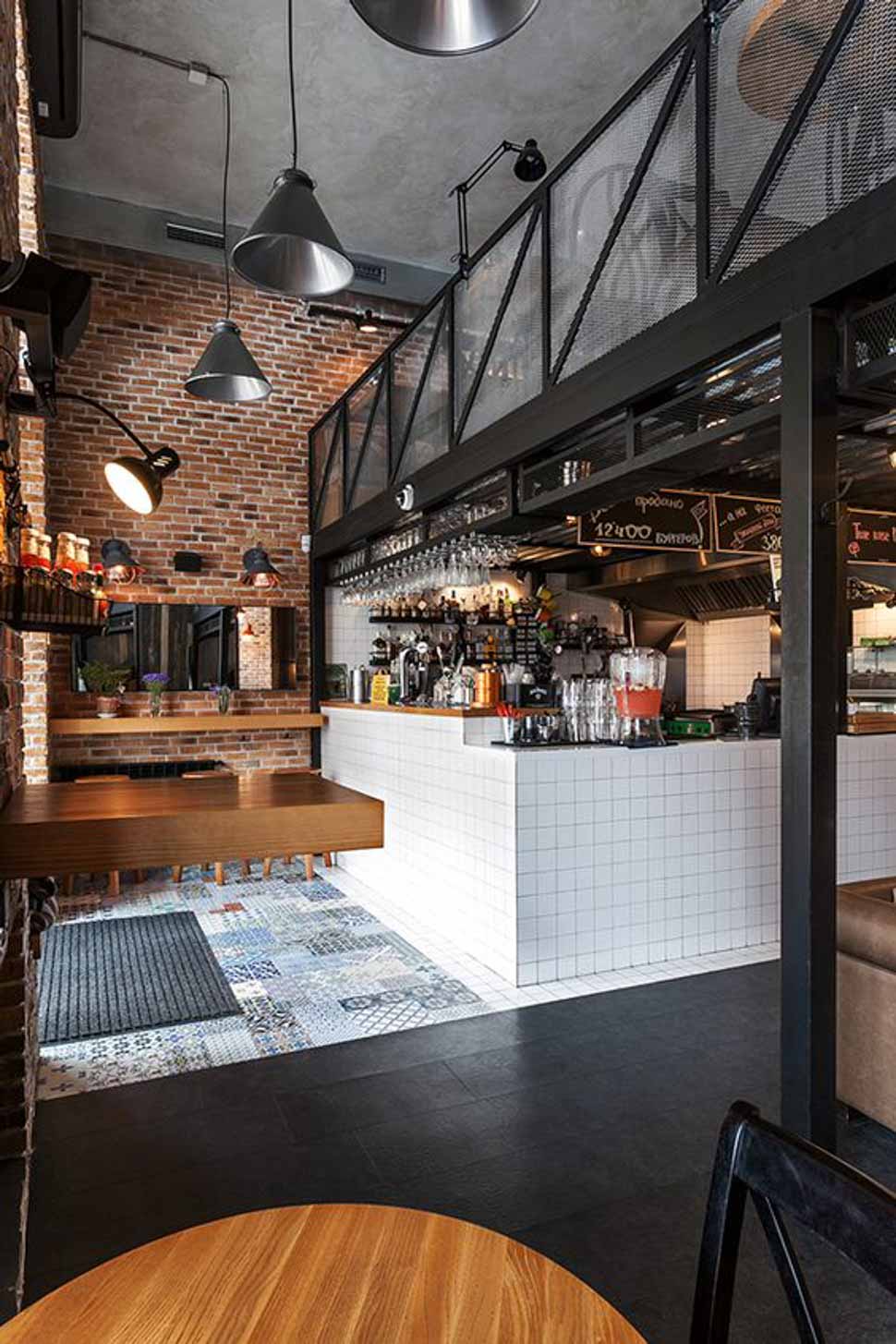 Mẫu thiết kế quán cafe 30m2 nổi bật với 2 tông màu trắng - đen đơn giản mà thu hút