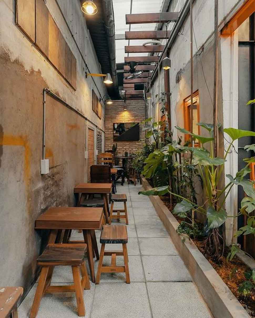 Không gian quán cafe xanh với nội thất nhỏ gọn và tinh tế thu hút khách hàng