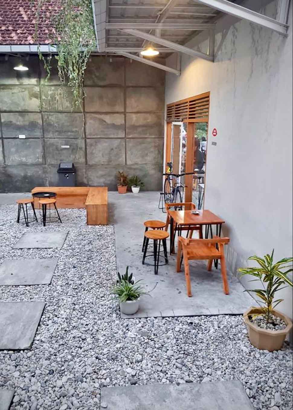 Mẫu thiết kế quán cafe nhỏ 40m2 theo phong cách trẻ trung, tươi sáng
