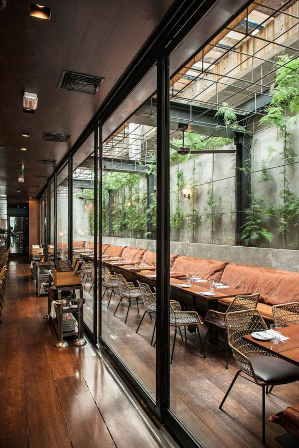 Không gian kiến trúc hiện đại và thu hút của quán cafe khung thép