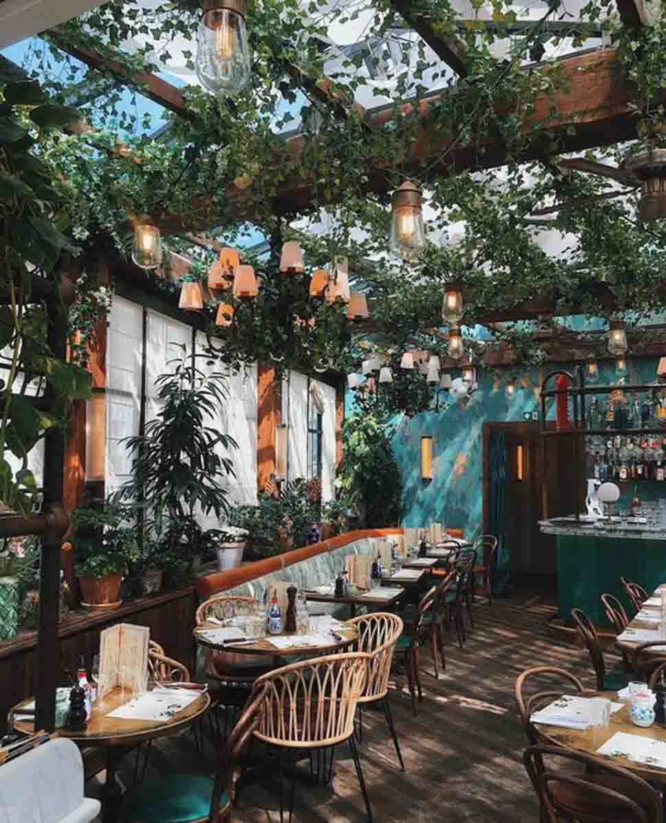 Không gian quán cafe được thiết kế tựa như một khu vườn xanh tươi mát ngày hè