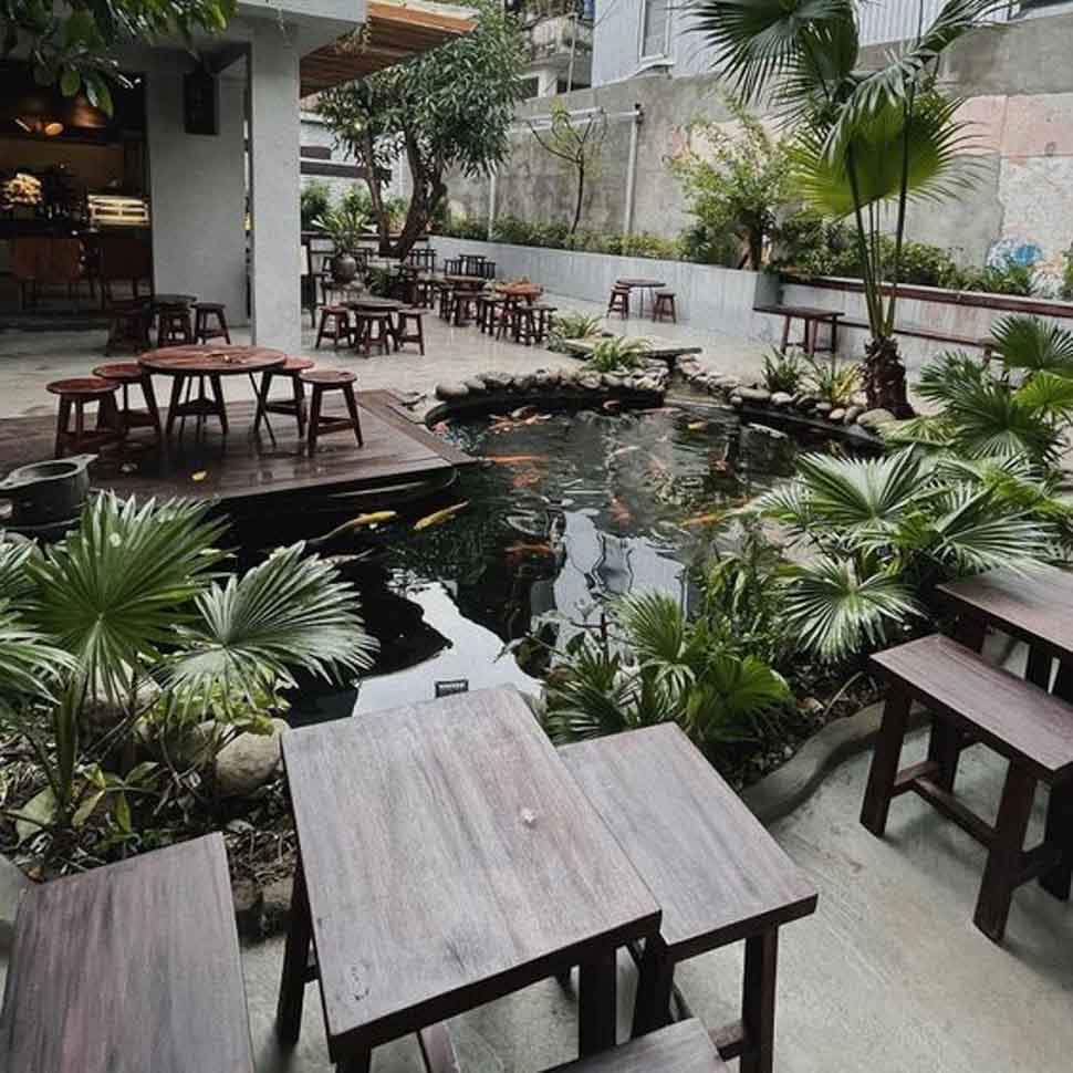 Thiết kế quán cafe có hồ nước trong lành và mát mẻ