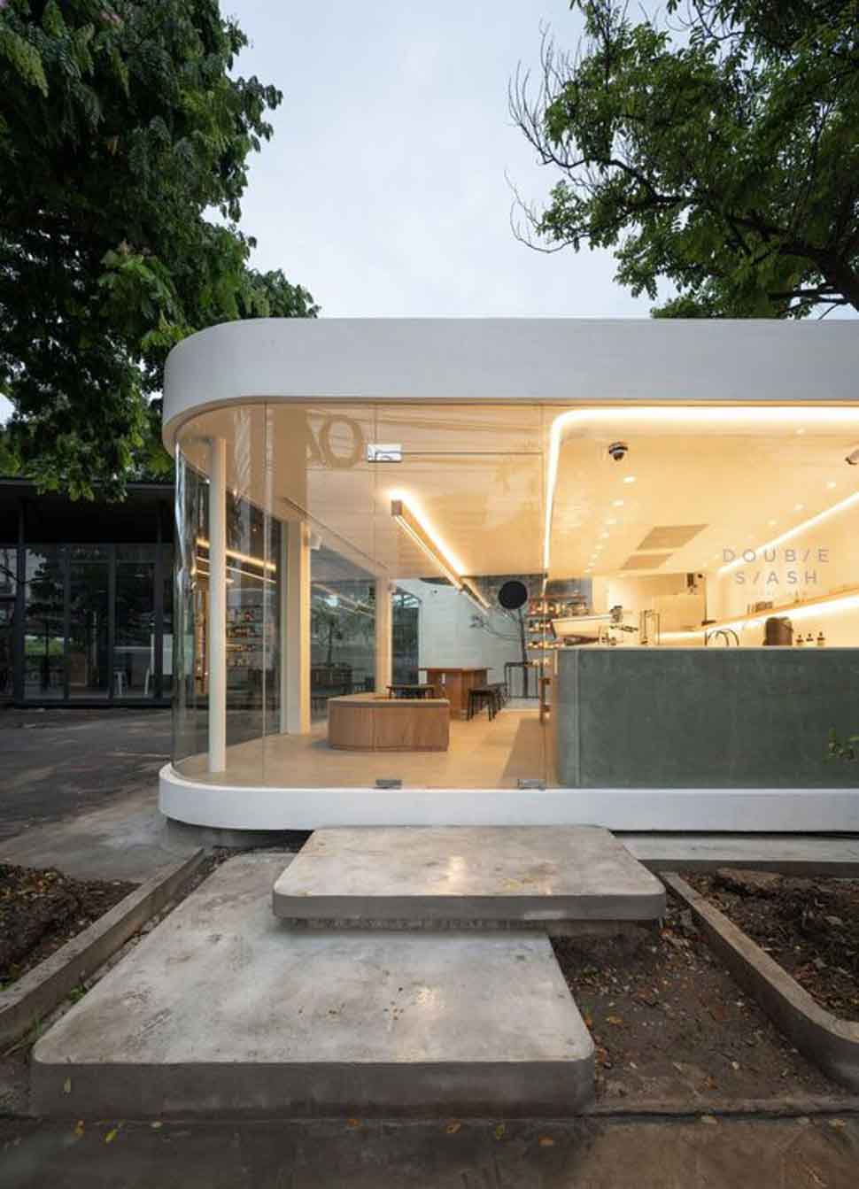 Mẫu thiết kế quán cafe bằng kính theo phong cách hiện đại tinh tế và thu hút