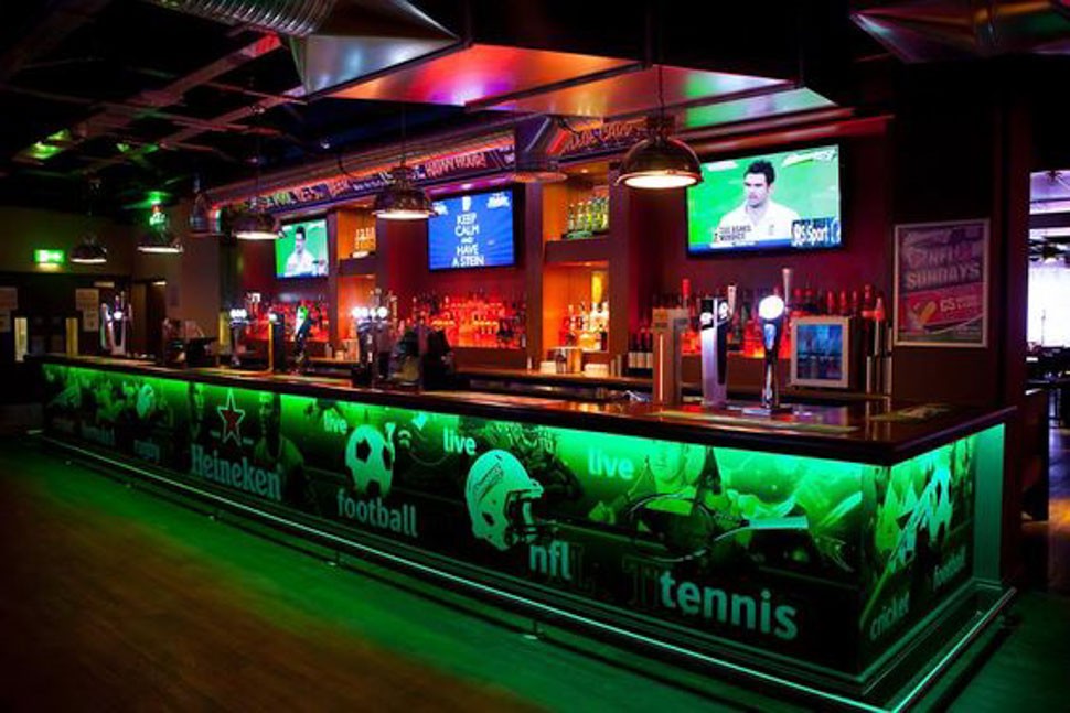 Thiết kế quán cafe bóng đá với những tông màu bắt mắt và nổi bật