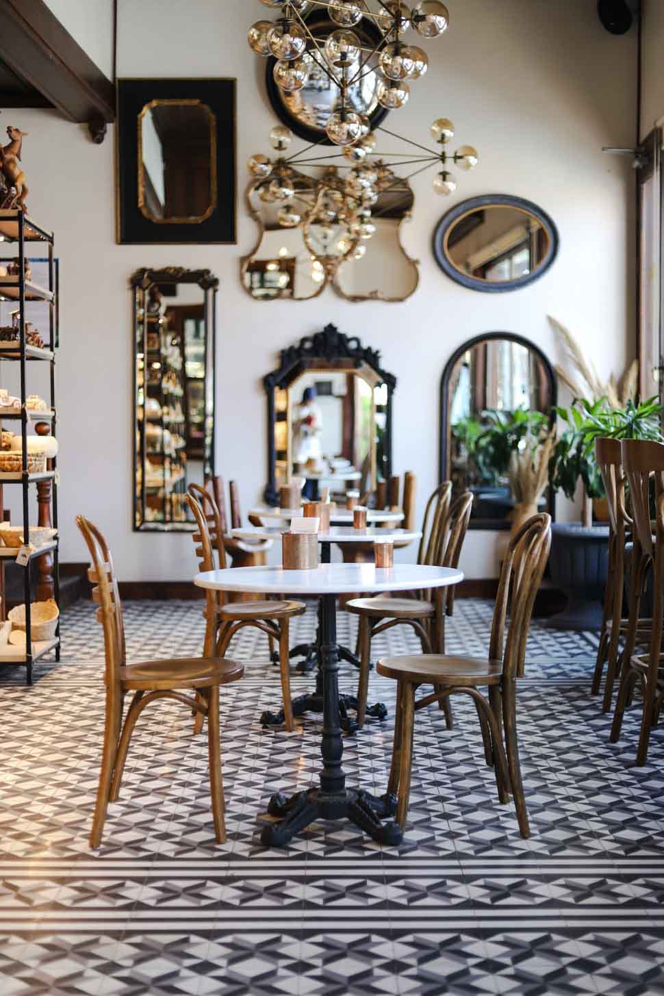 Quán cafe phong cách Pháp với đèn chùm, gương, Hoa văn điêu khắc, bàn ghế gỗ...