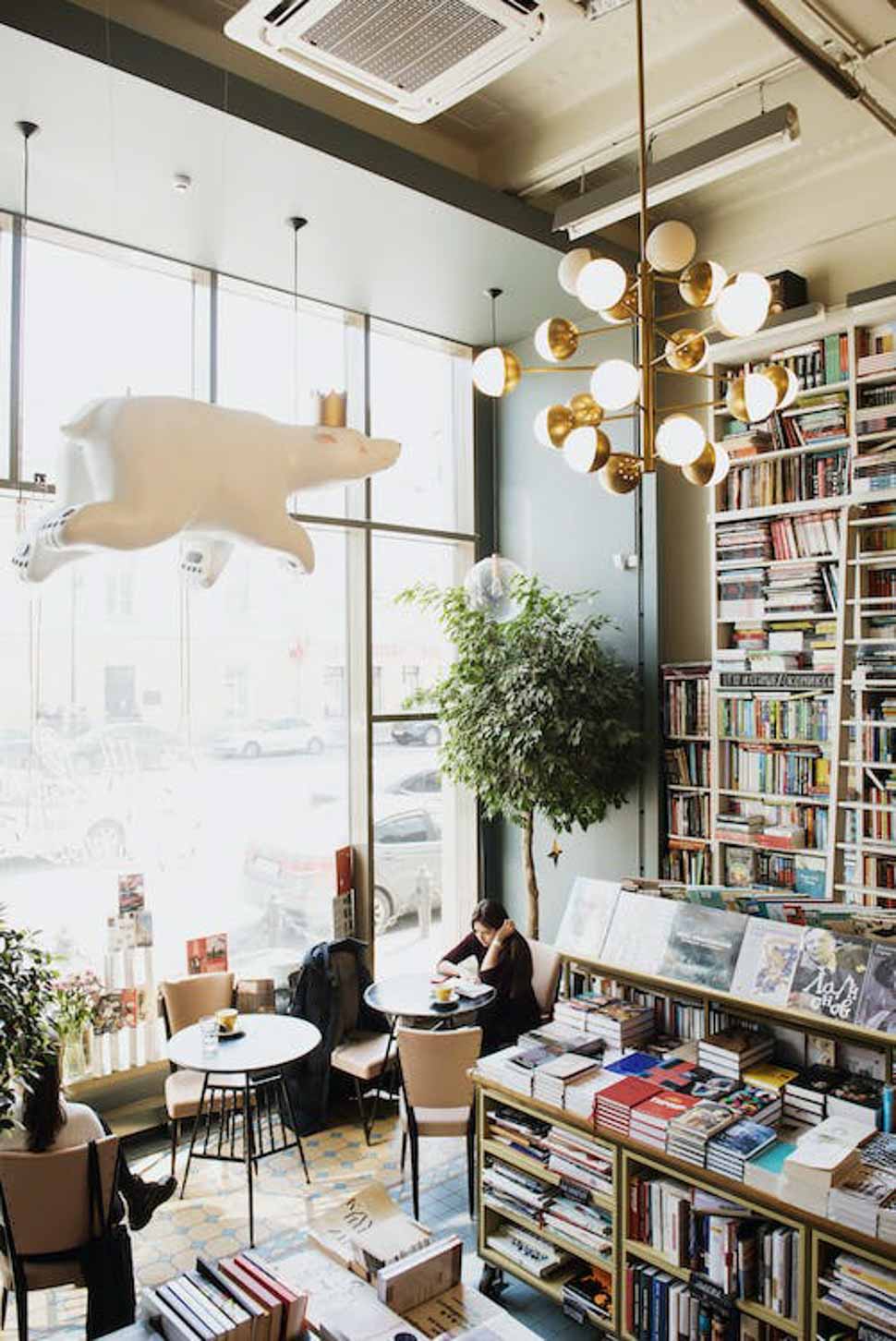 Thiết kế quán cafe sách hiện đại ngăn nắp
