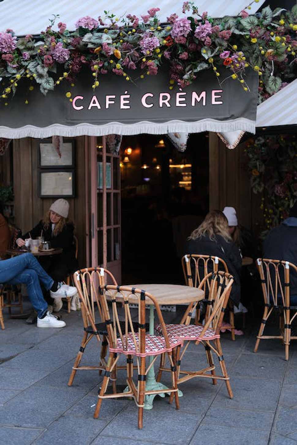 Một thiết kế cafe take away lãng mạn 