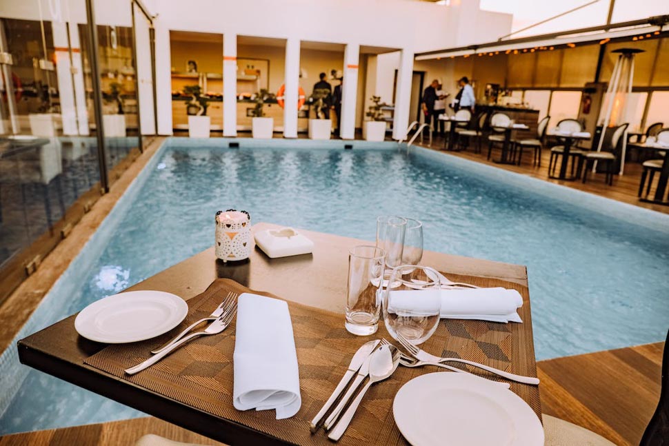 Thiết kế bể bơi khách sạn đi liền với nhà hàng ăn uống giúp gia tăng trải nghiệm và sự tương tác cho khách hàng