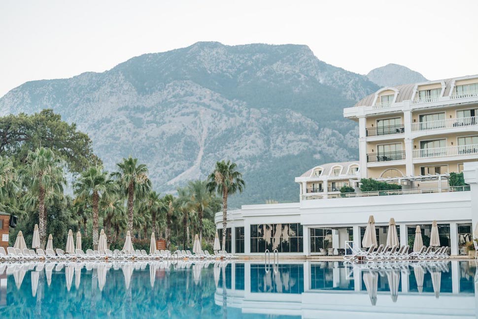 Thiết kế bể bơi khách sạn rộng với view đẹp