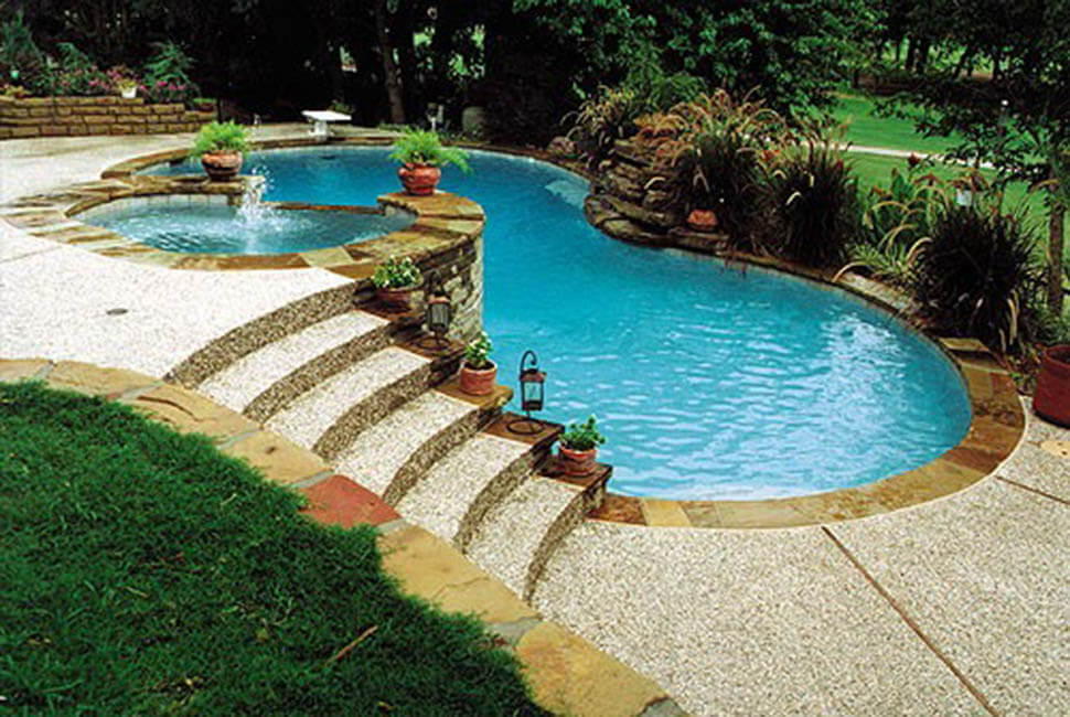 Bể bơi có kích thước nhỏ hơn diện tích của ngôi nhà