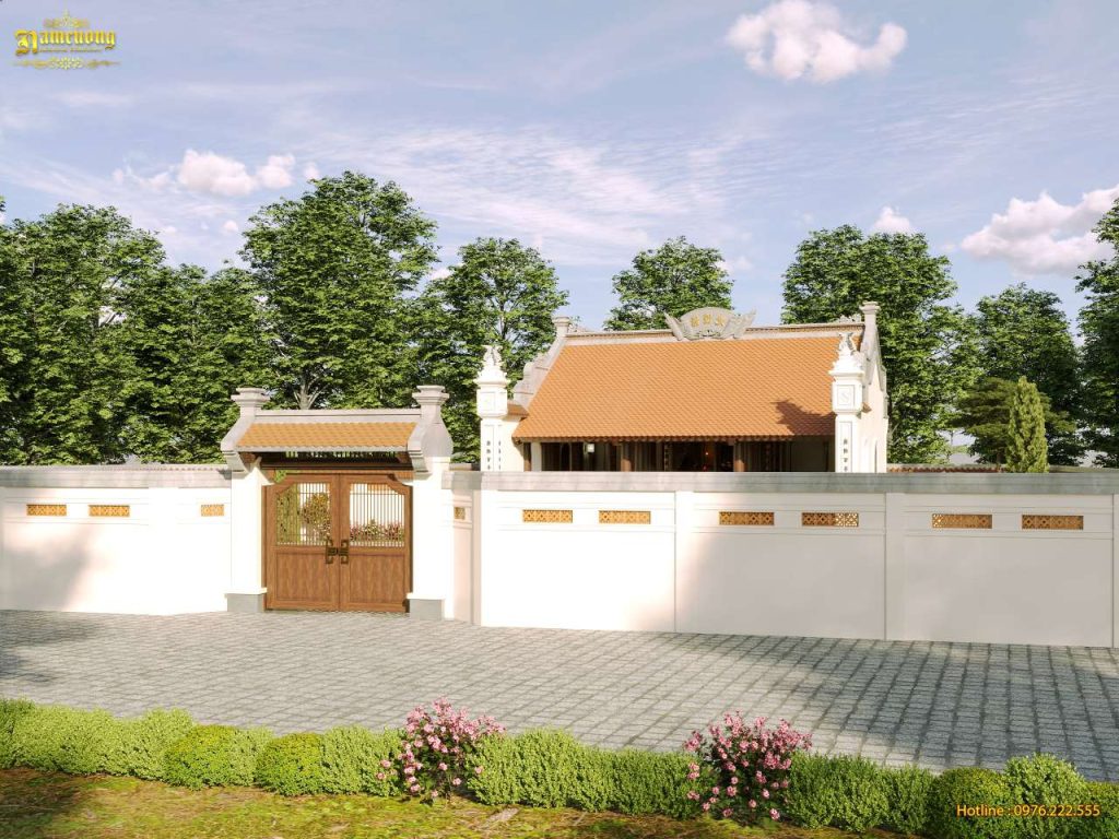 Nhà thờ họ được bao quanh bởi tường rào đồng bộ, cổng gỗ chắc chắn và khoảng sân lát đá rộng rãi